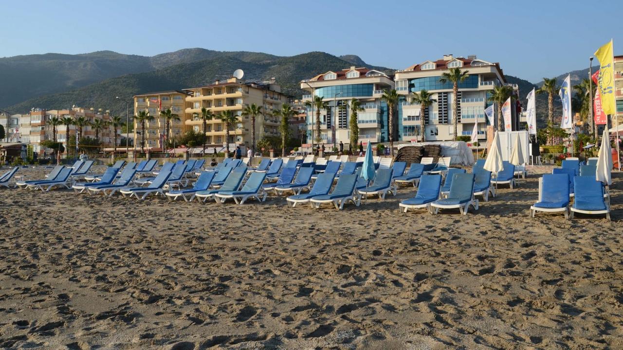 Leerer Strand an der türkischen Mittelmeerküste Leerer Strand an der türkischen Mittelmeerküste