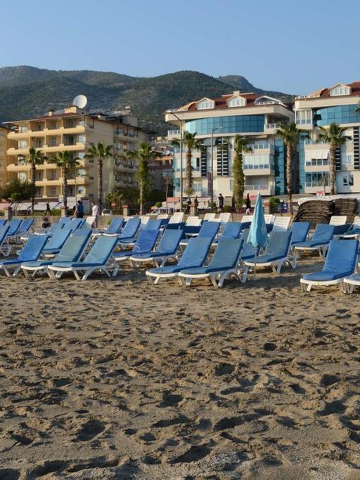 Leerer Strand an der türkischen Mittelmeerküste