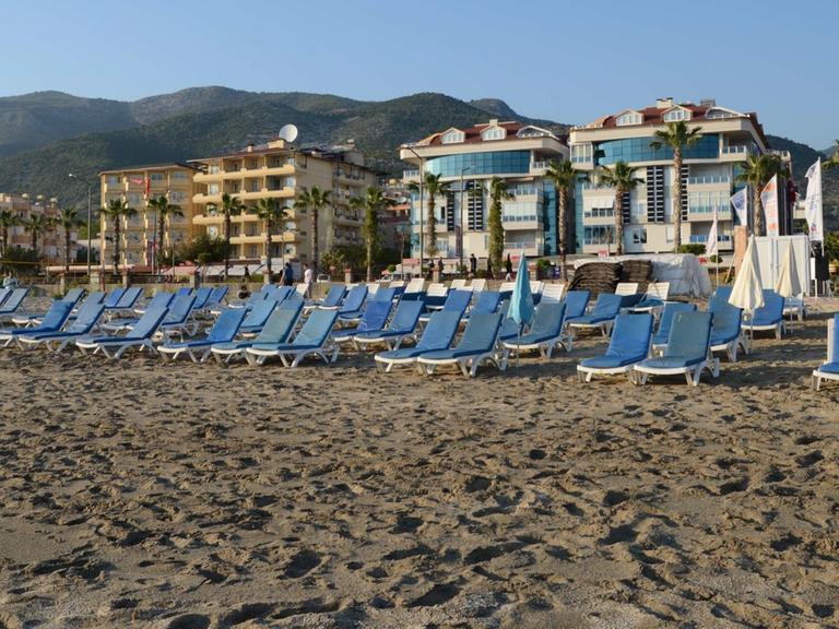 Leerer Strand an der türkischen Mittelmeerküste
