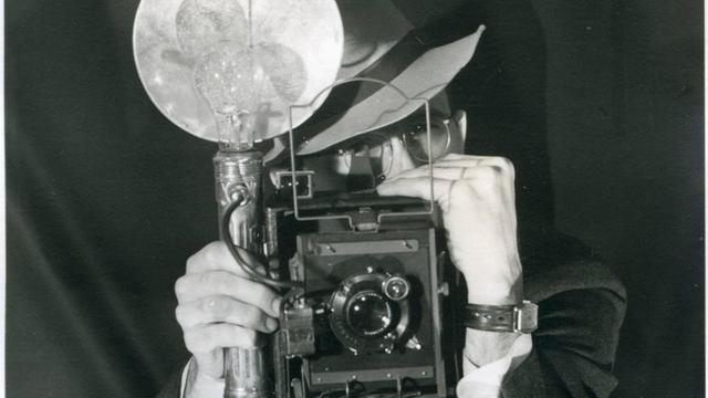 Fotograf mit Kamera in den 1930er-Jahren