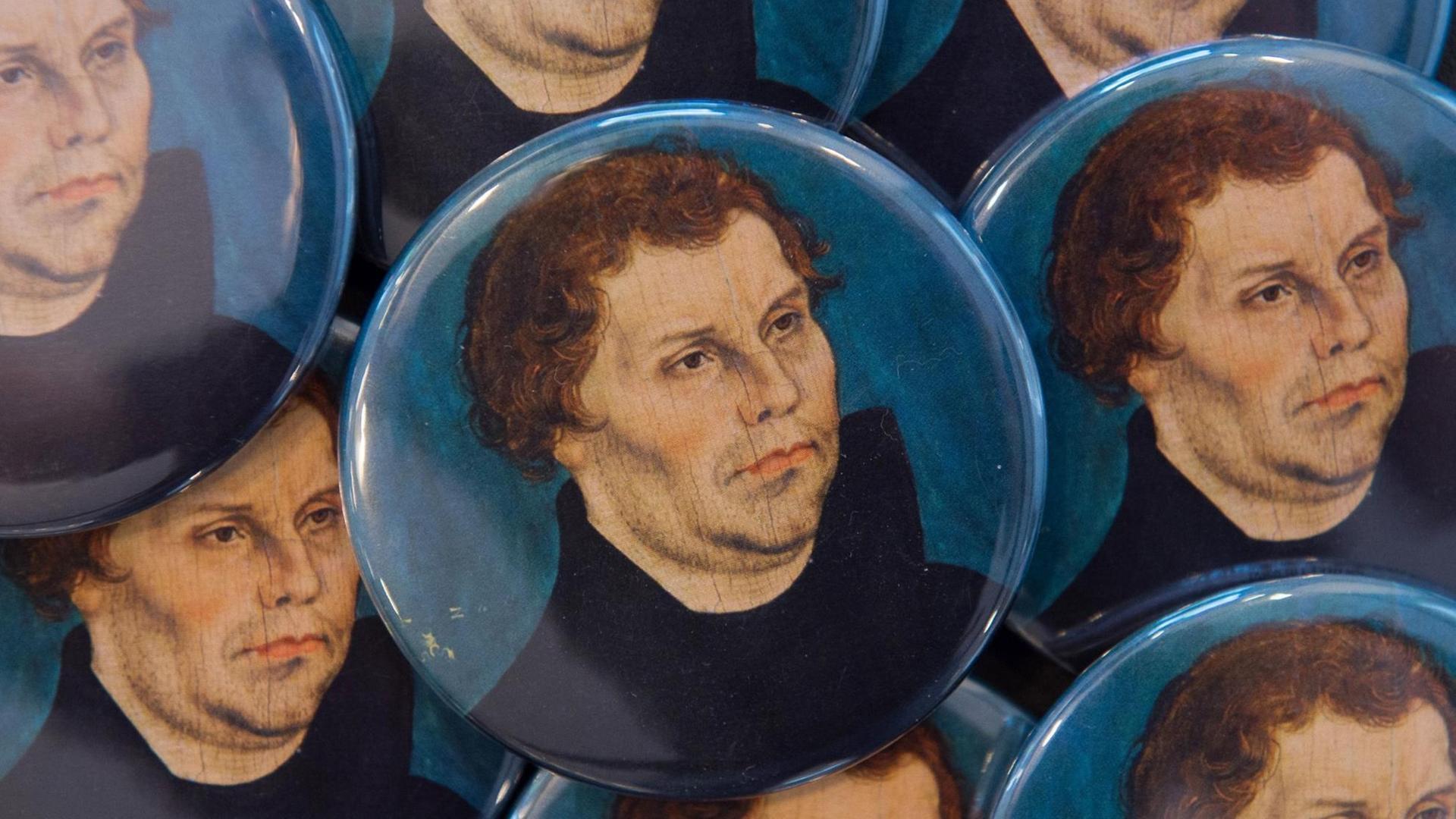 Magneten mit dem Porträt Martin Luthers aus einem Cranach-Gemälde liegen am 25.09.2015 im Lutherhaus in Eisenach (Thüringen) auf einem Tisch. Magneten mit dem Porträt Martin Luthers aus einem Cranach-Gemälde liegen am 25.09.2015 im Lutherhaus in Eisenach (Thüringen) auf einem Tisch.