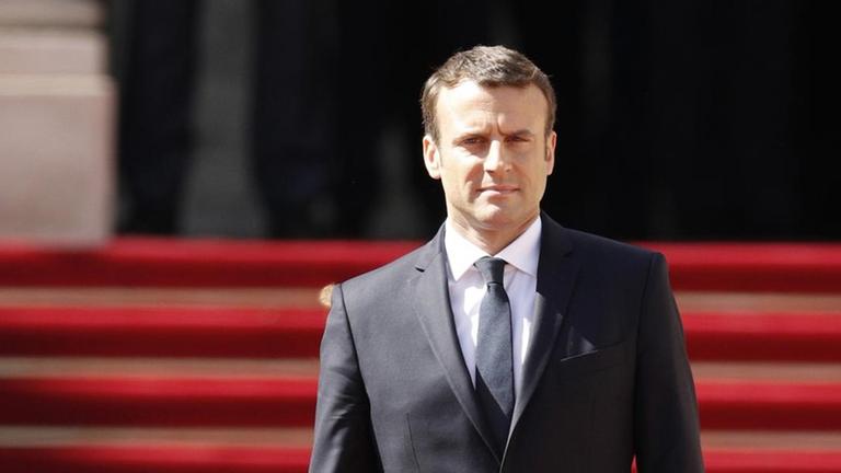 Emmanuel Macron ist neuer französischer Präsident - er steht am Tag seiner Vereidigung vor dem Elysée-Palast. Emmanuel Macron ist neuer französischer Präsident - er steht am Tag seiner Vereidigung vor dem Elysée-Palast.