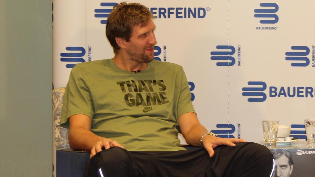 Der Basketballer Dirk Nowitzki bei einer Pressekonferenz. Der Basketballer Dirk Nowitzki bei einer Pressekonferenz.