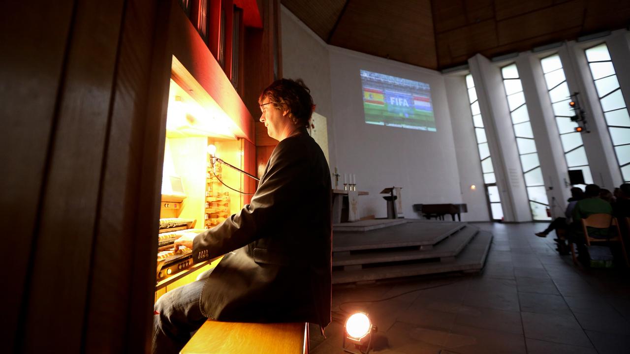 Stummfilmpianist Stephan Graf von Bothmer begleitet am 13.06.2014 auf der Orgel anstelle des Reporter-Kommentars in der Emmaus-Kirche in Berlin die Weltmeisterschaftsbegegnung Stummfilmpianist Stephan Graf von Bothmer begleitet am 13.06.2014 auf der Orgel anstelle des Reporter-Kommentars in der Emmaus-Kirche in Berlin die Weltmeisterschaftsbegegnung