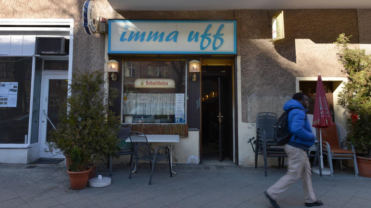 Ein Mann läuft am Eingang der Kneipe "Imma uff" in der Kantstrasse in Berlin- Charlottenburg vorbei. Vor dem Fenster steht ein Tischchen und ein Stuhl. Ein Mann läuft am Eingang der Kneipe "Imma uff" in der Kantstrasse in Berlin- Charlottenburg vorbei. Vor dem Fenster steht ein Tischchen und ein Stuhl.