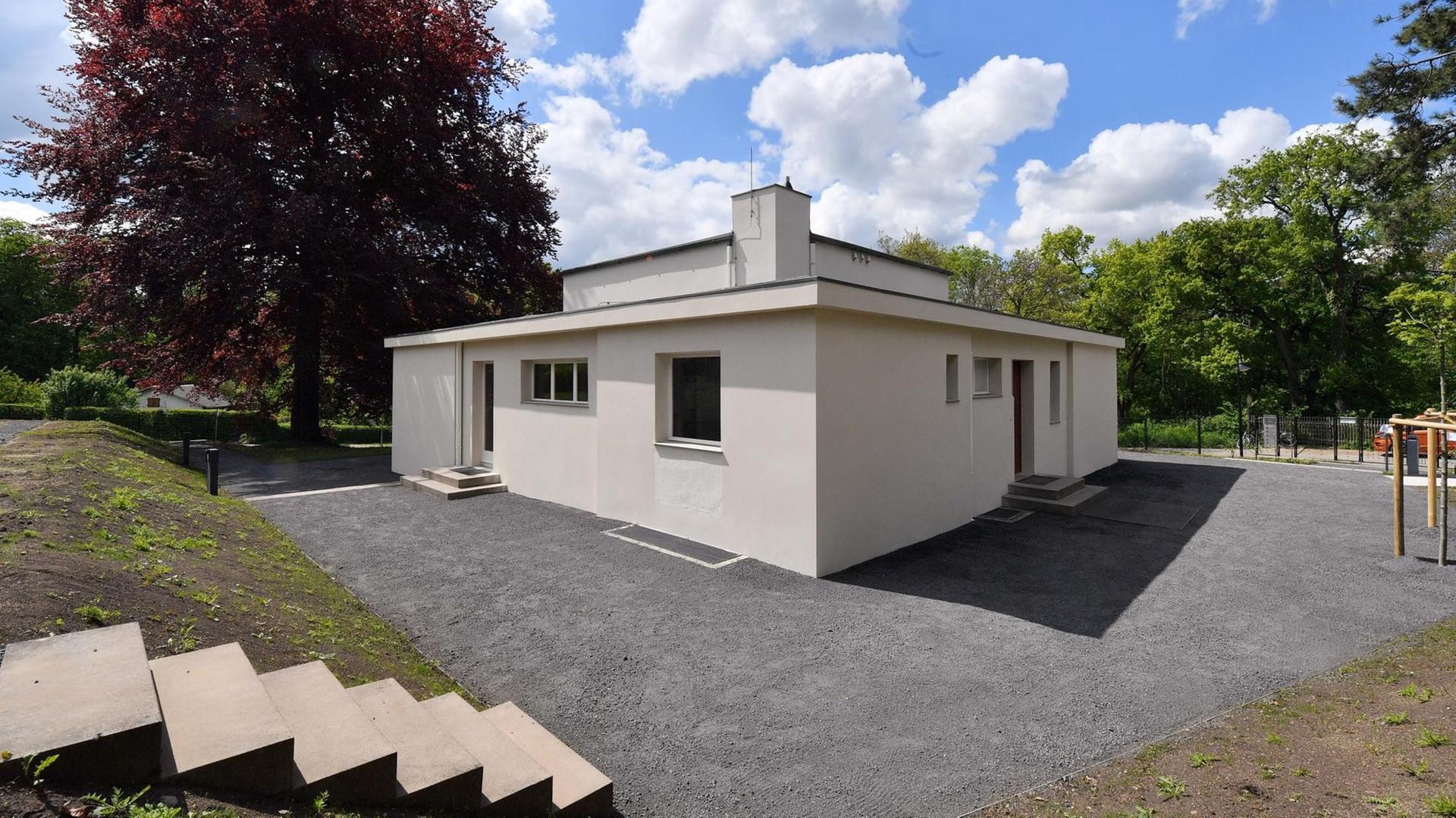 Vor der Wiedereröffnung ist das Haus Am Horn zu sehen. Es zählt zum Unesco-Kulturerbe und ist die einzige in der Gründungsstadt der berühmten Designschule realisierte Bauhaus-Architektur. Mit dem Musterhaus "Am Horn" in Weimar demonstrierten die Bauhäusler, wie sie sich 1923 modernes Wohnen vorstellten. Vor der Wiedereröffnung ist das Haus Am Horn zu sehen. Es zählt zum Unesco-Kulturerbe und ist die einzige in der Gründungsstadt der berühmten Designschule realisierte Bauhaus-Architektur. Mit dem Musterhaus "Am Horn" in Weimar demonstrierten die Bauhäusler, wie sie sich 1923 modernes Wohnen vorstellten.