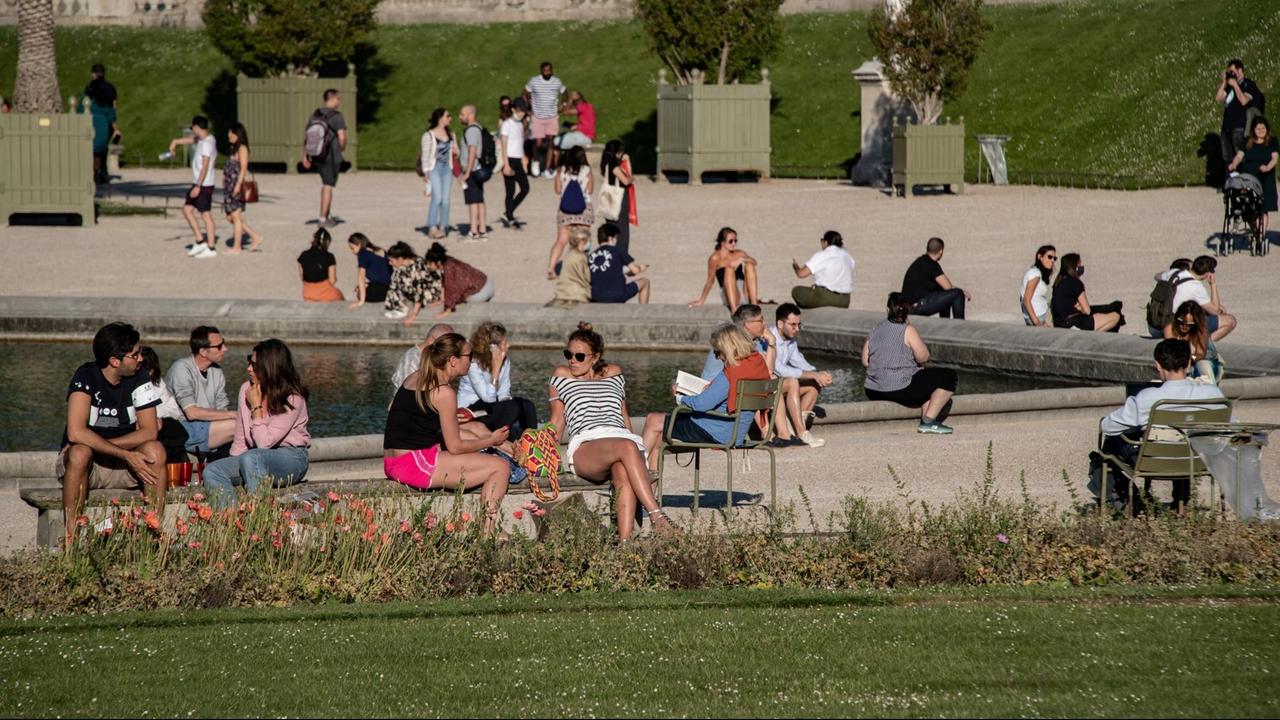 Das Foto zeigt Menschen im "Jardin du Luxembourg" in Paris. Das Foto zeigt Menschen im "Jardin du Luxembourg" in Paris.