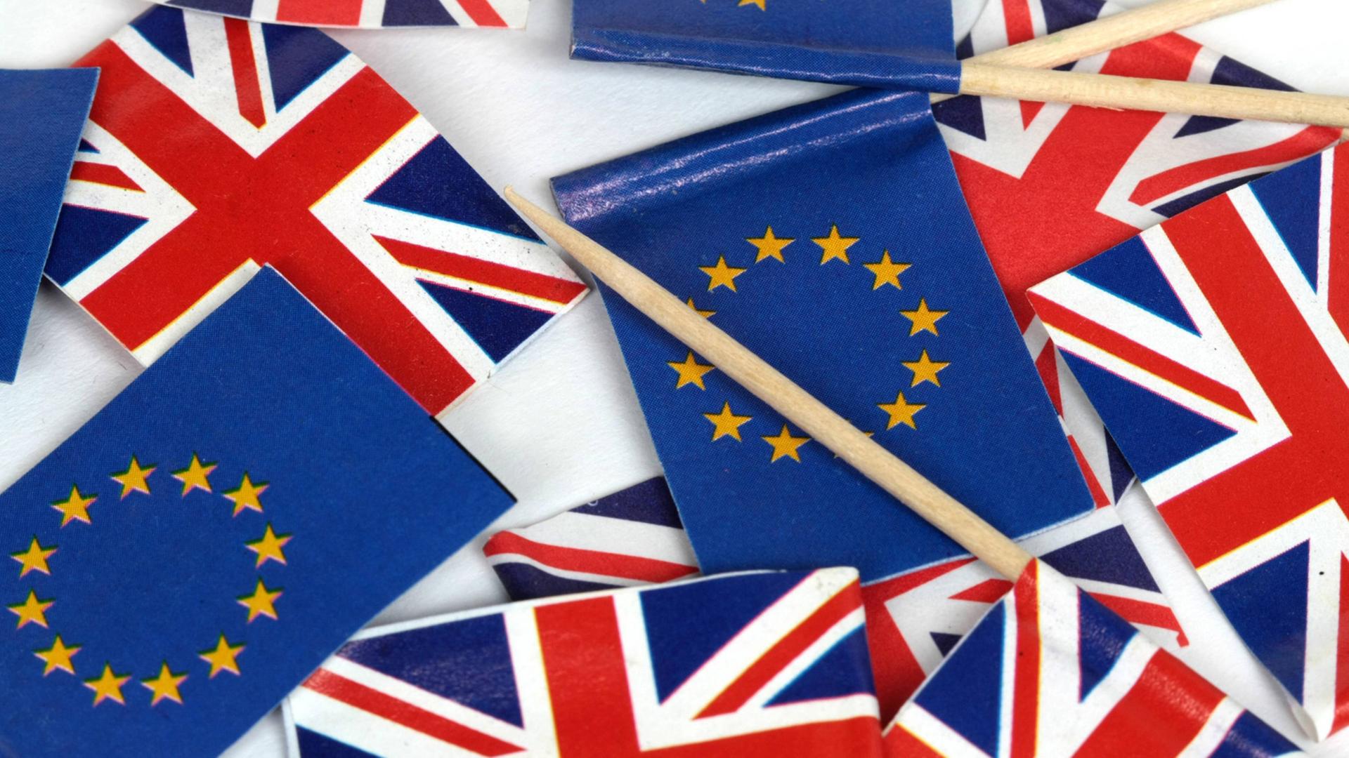 Flaggen der Europäischen Union und von Großbritannien Flaggen der Europäischen Union und von Großbritannien