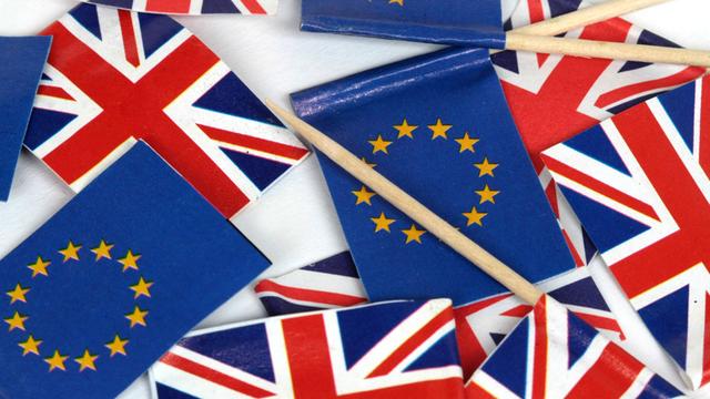 Flaggen von der Europäischen Union und von dem Land Groß-Britannien