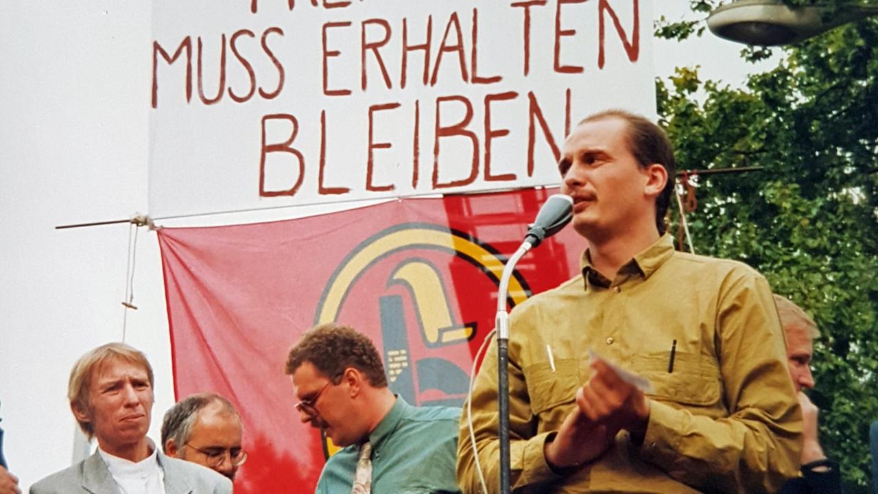 Der Betriebsrat der Märkischen Faser AG mit einem Schild "Das Werk muss erhalten bleiben" Der Betriebsrat der Märkischen Faser AG mit einem Schild "Das Werk muss erhalten bleiben"