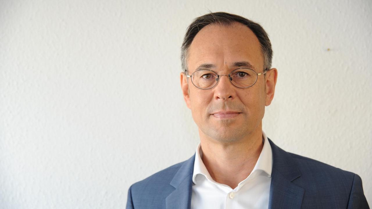 Der Konfliktforscher Andreas Zick, Direktor des Instituts für interdisziplinäre Konflikt- und Gewaltforschung (IKG) an der Universität Bielefeld, aufgenommen am 07.06.2015 in Köln. 