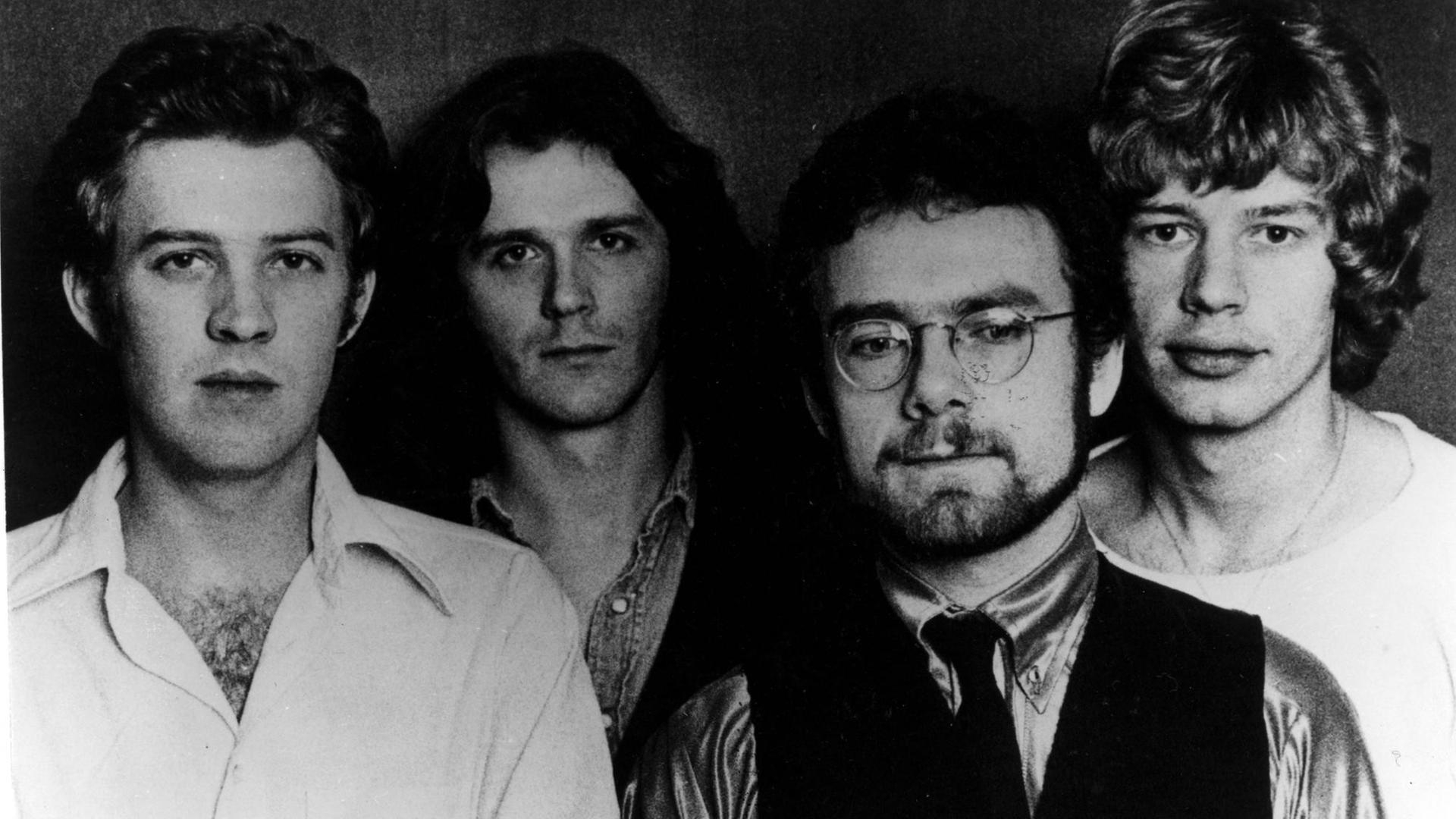 King Crimson im Jahr 1969 - vorne rechts ist Bandleader Robert Fripp zu sehen King Crimson im Jahr 1969 - vorne rechts ist Bandleader Robert Fripp zu sehen