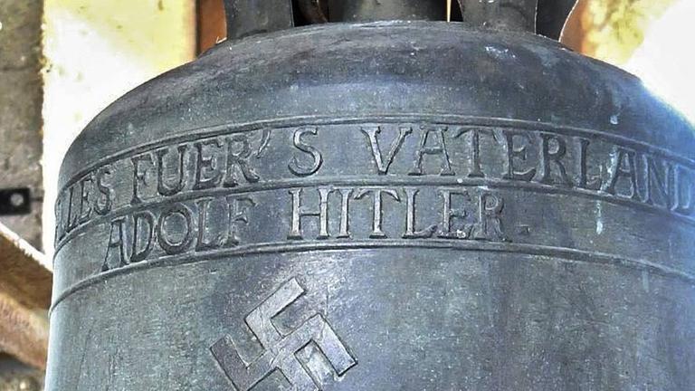 Umstrittene Hitler-Glocke im pfaelzischen Herxheim mit Inschrift "Alles fuers's Vaterland. Adolf Hilöter". Umstrittene Hitler-Glocke im pfaelzischen Herxheim mit Inschrift "Alles fuers's Vaterland. Adolf Hilöter".