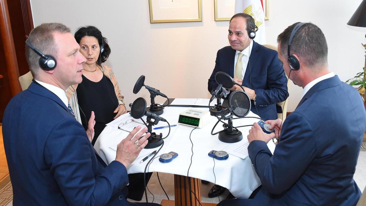 Präsident Al-Sisi im Gespräch mit den Journalisten Präsident Al-Sisi im Gespräch mit den Journalisten