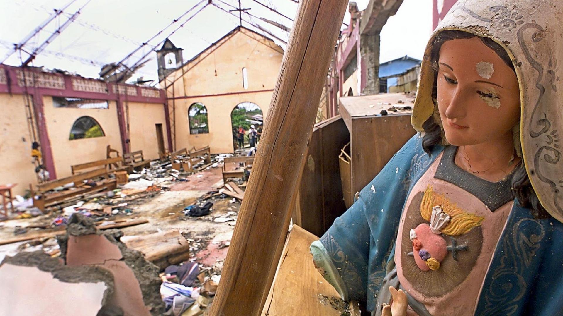 Marienstatue in der zerstörten Kirche im Dorf Bojaya
