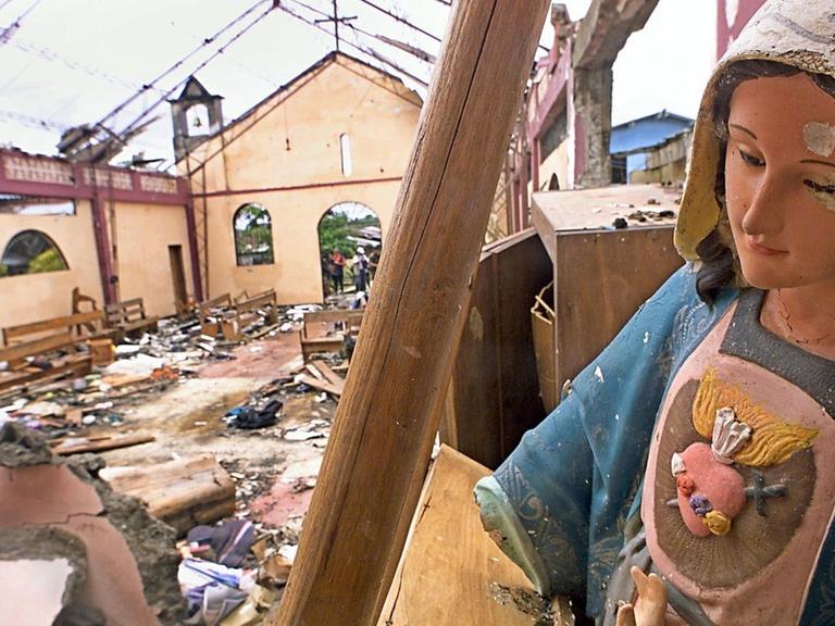 Marienstatue in der zerstörten Kirche im Dorf Bojaya