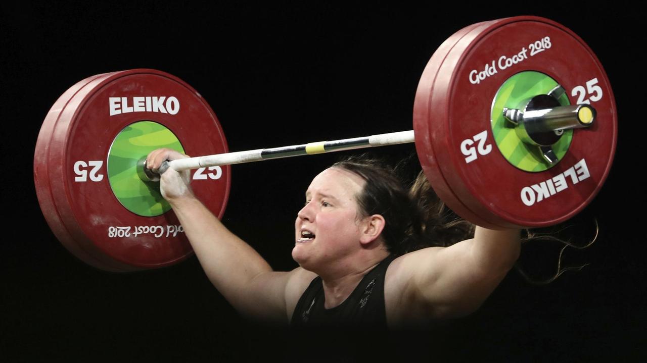 Ausschnitt der neuseeländischen Gewichtheberin Laurel Hubbard, man sieht den Oberkörper mit beiden Armen beim Gewichtheben