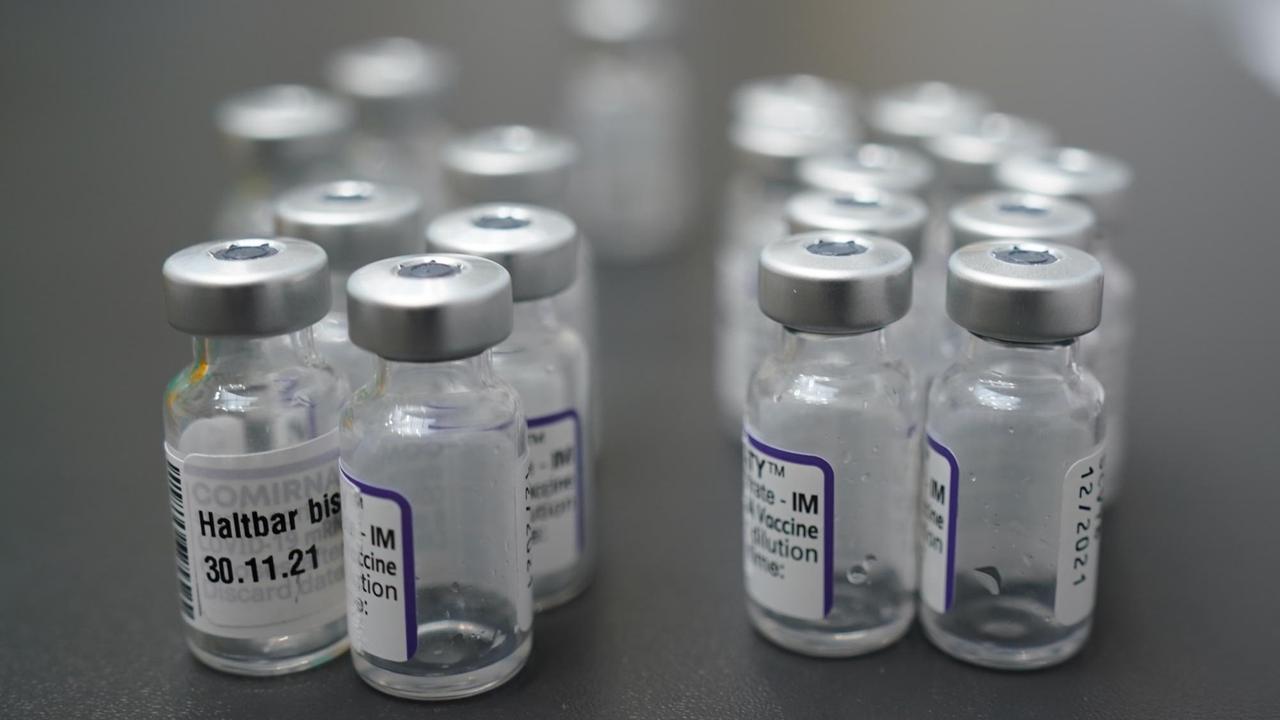 Leere Glasfläschchen, in denen Impfstoff von Biontech/Pfizer war, stehen auf einem Tisch. Leere Glasfläschchen, in denen Impfstoff von Biontech/Pfizer war, stehen auf einem Tisch.