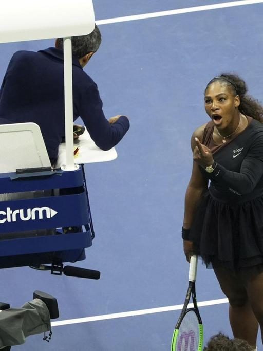 Serena Williams diskutiert mit dem Stuhl-Schiedsrichter im Finale der US Open.