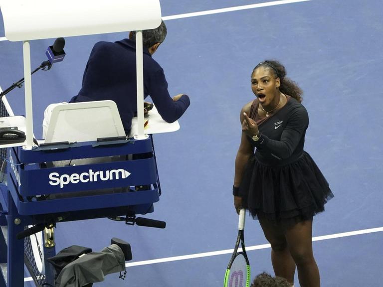 Serena Williams diskutiert mit dem Stuhl-Schiedsrichter im Finale der US Open.