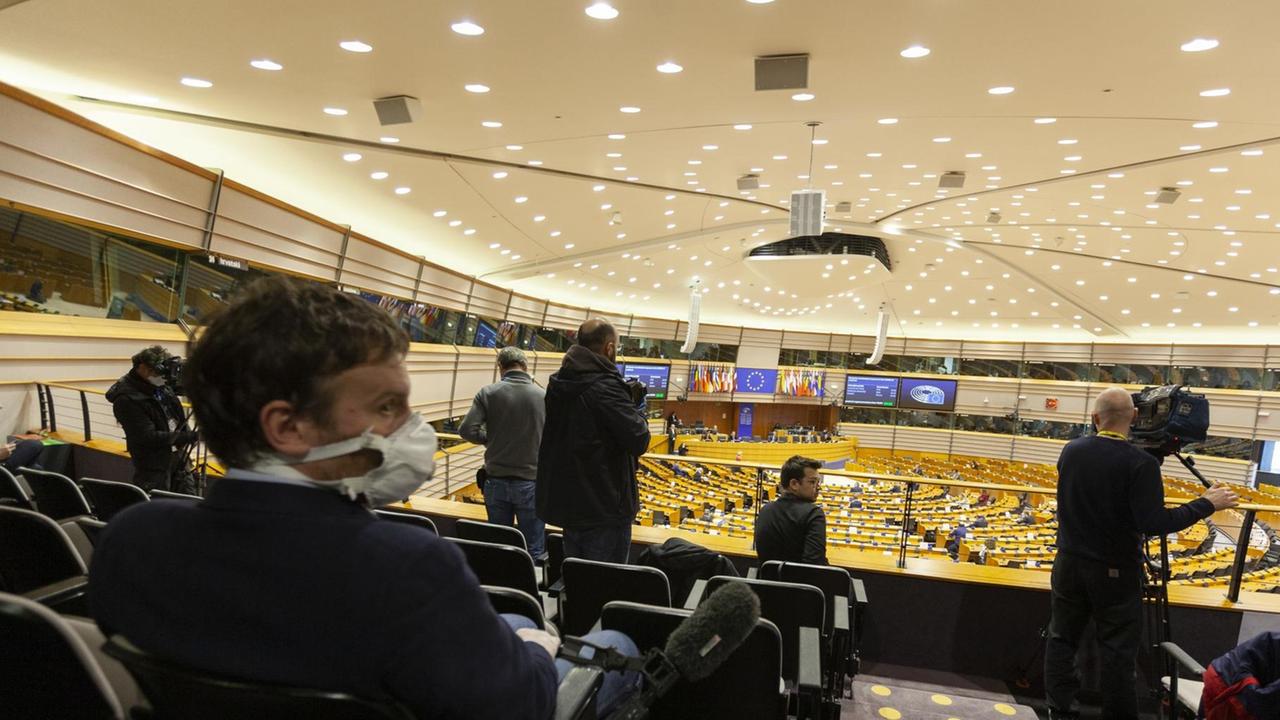 Das Foto zeigt Journalisten im Europaparlament - sie tragen einen Mundschutz. Das Foto zeigt Journalisten im Europaparlament - sie tragen einen Mundschutz.