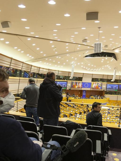 Das Foto zeigt Journalisten im Europaparlament - sie tragen einen Mundschutz.