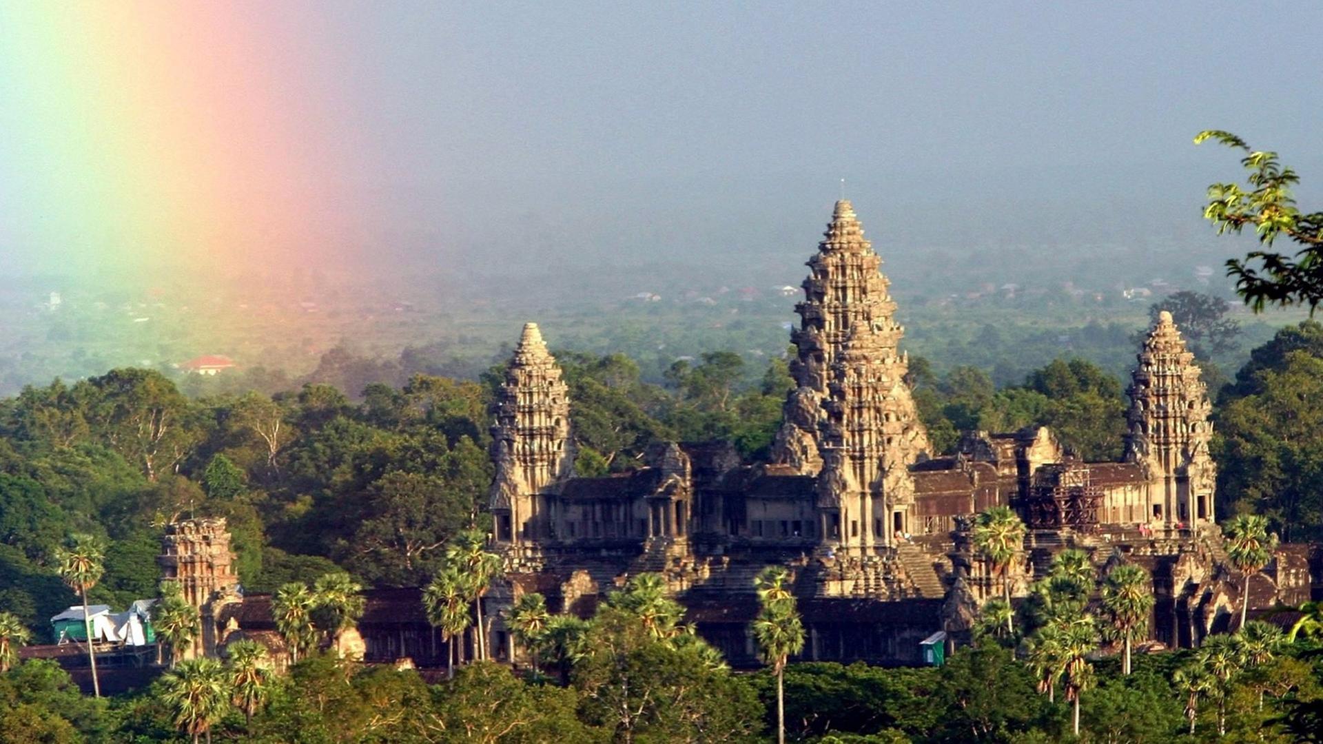 Ein Regenbogen scheint am 05.09.2004 über dem Tempelbezirk Angkor Wat bei Siam Reap (Kambodscha) auf. Angkor Wat, erbaut im 12. Jahrhundert, gilt als das Meisterwerk der klassischen Khmer Architektur. Ein Regenbogen scheint am 05.09.2004 über dem Tempelbezirk Angkor Wat bei Siam Reap (Kambodscha) auf. Angkor Wat, erbaut im 12. Jahrhundert, gilt als das Meisterwerk der klassischen Khmer Architektur.