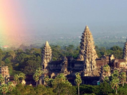 Ein Regenbogen scheint am 05.09.2004 über dem Tempelbezirk Angkor Wat bei Siam Reap (Kambodscha) auf. Angkor Wat, erbaut im 12. Jahrhundert, gilt als das Meisterwerk der klassischen Khmer Architektur.