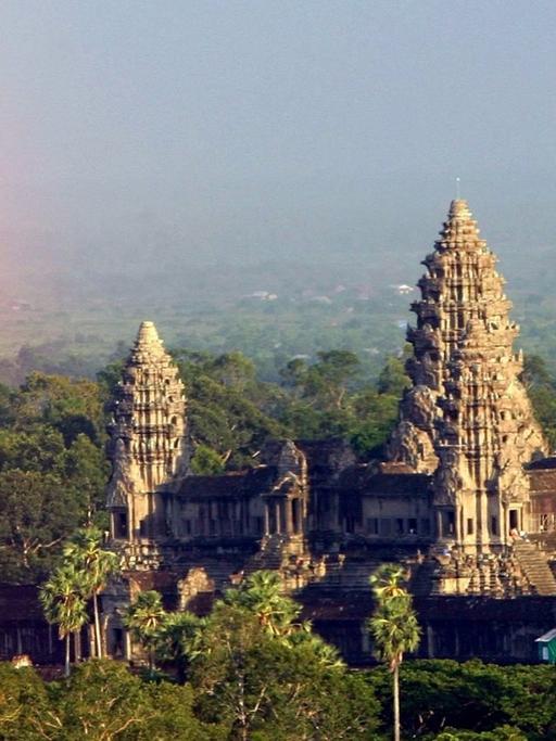 Ein Regenbogen scheint am 05.09.2004 über dem Tempelbezirk Angkor Wat bei Siam Reap (Kambodscha) auf. Angkor Wat, erbaut im 12. Jahrhundert, gilt als das Meisterwerk der klassischen Khmer Architektur.