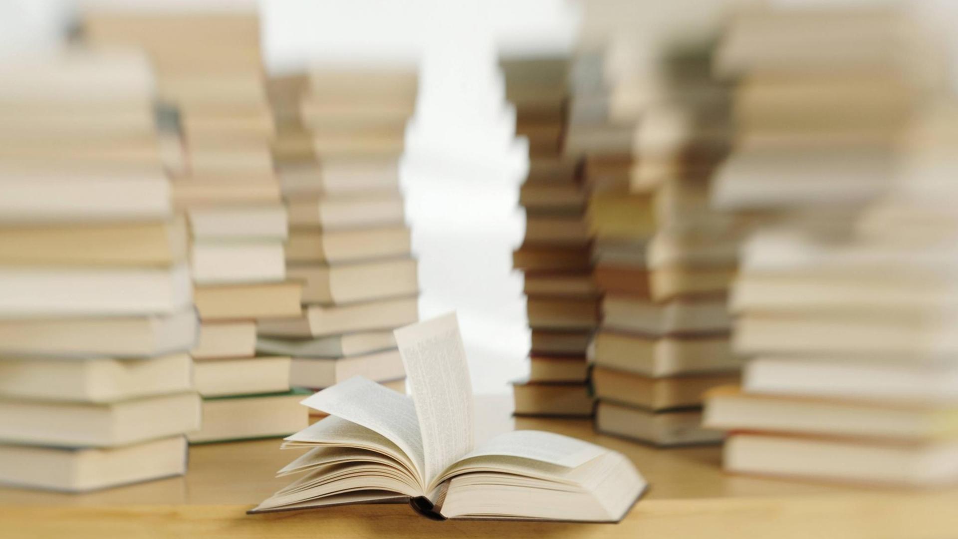 Nachaufnahme von einem Stapel Bücher. Nachaufnahme von einem Stapel Bücher.