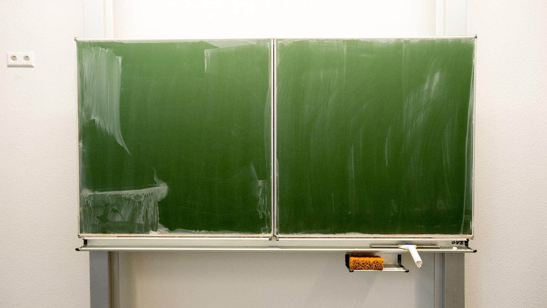 Eine Tafel in einem Klassenzimmer einer Schule, aufgenommen am 10.03.2015 in Leipzig. Eine Tafel in einem Klassenzimmer einer Schule, aufgenommen am 10.03.2015 in Leipzig.