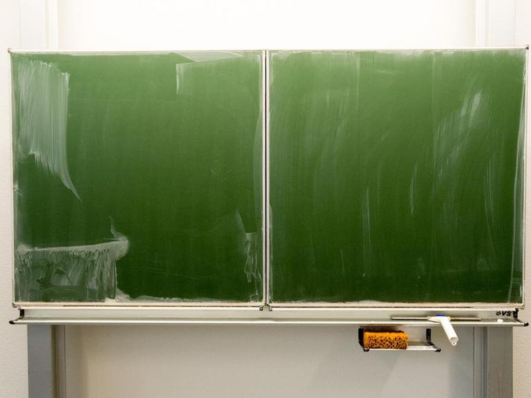 Eine Tafel in einem Klassenzimmer einer Schule, aufgenommen am 10.03.2015 in Leipzig.