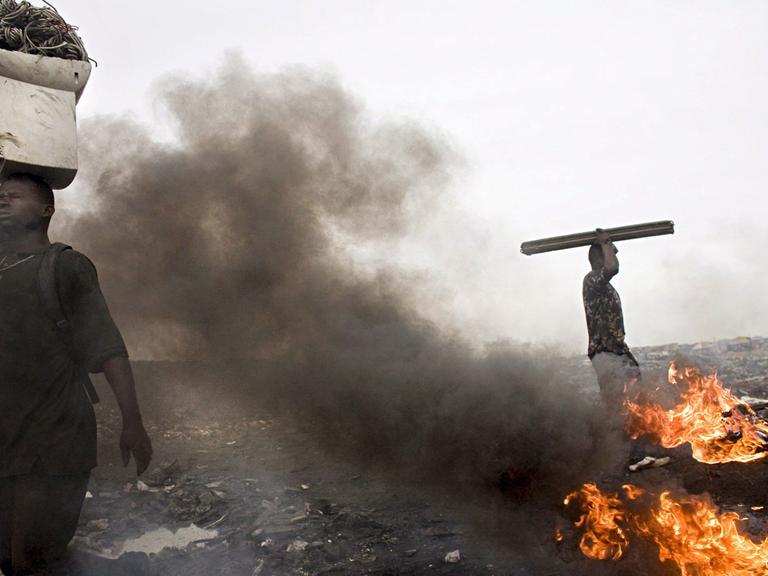 Elektroschrott-Sammler auf einer Müllhalde im Stadtteil Agbogbloshie in der ghanaischen Hauptstadt Accra.