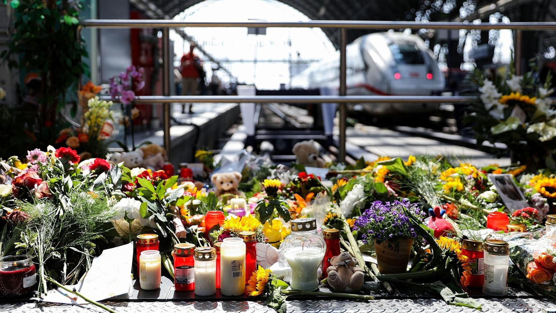Trauer in Frankfurt am Main nach toedlicher Gleis-Attacke am Hauptbahnhof. Auf dem Bahnsteig liegen Blumen, Kerzen und Kuscheltiere. Trauer in Frankfurt am Main nach toedlicher Gleis-Attacke am Hauptbahnhof. Auf dem Bahnsteig liegen Blumen, Kerzen und Kuscheltiere.