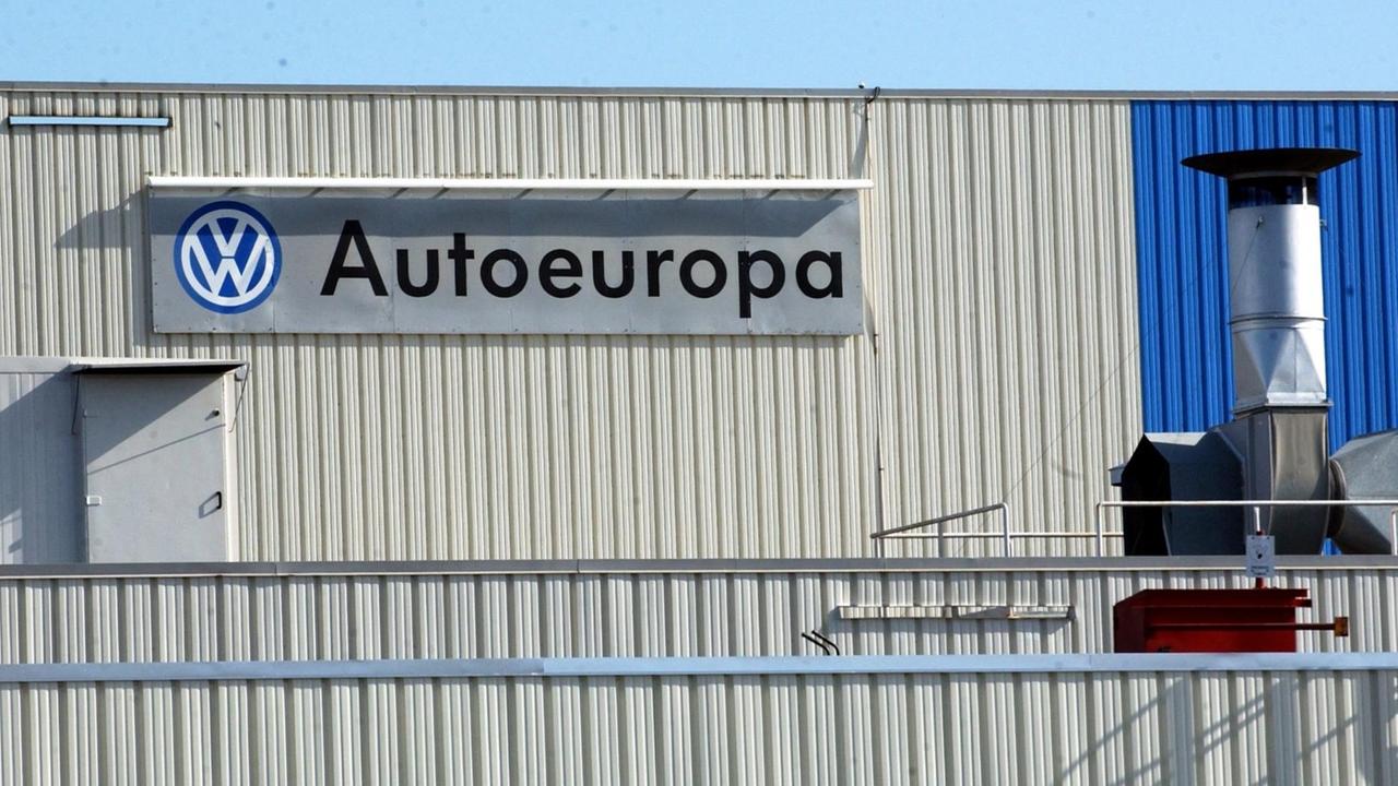 Schild "VW Autoeuropa" an einer grauen Wand eines Fabrikgebäudes.