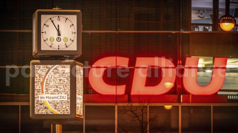 Die Uhr vor dem Konrad-Adenauer-Haus, der Bundeszentrale der CDU, steht auf fünf vor zwölf Die Uhr vor dem Konrad-Adenauer-Haus, der Bundeszentrale der CDU, steht auf fünf vor zwölf