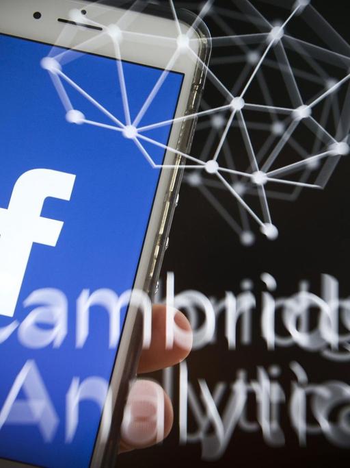 Graphische Darstellung zum Datenskandal der Firma Cambridge Analytica. Zu sehen ist das Facebook Logo auf einem Smartphone.