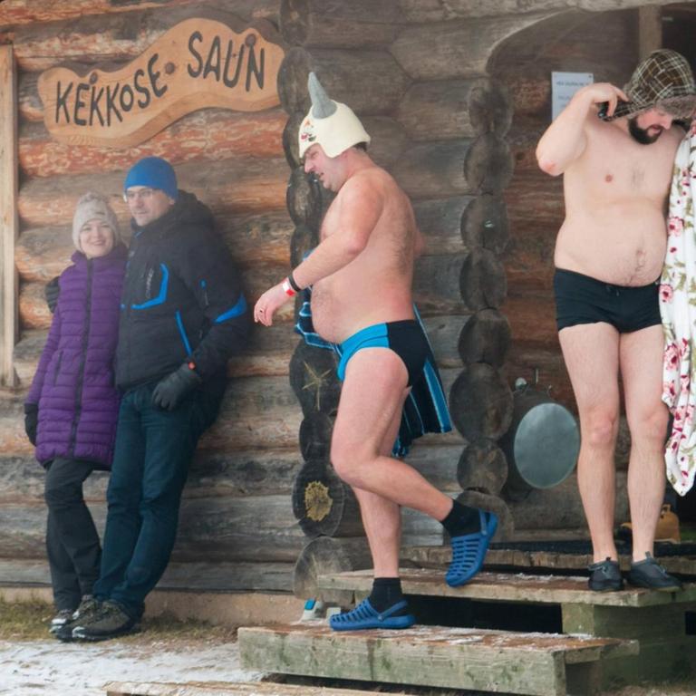 Einige Männer verlassen in Estland eine Sauna, die nach dem finnischen Präsidenten Kekkonen benannt ist.