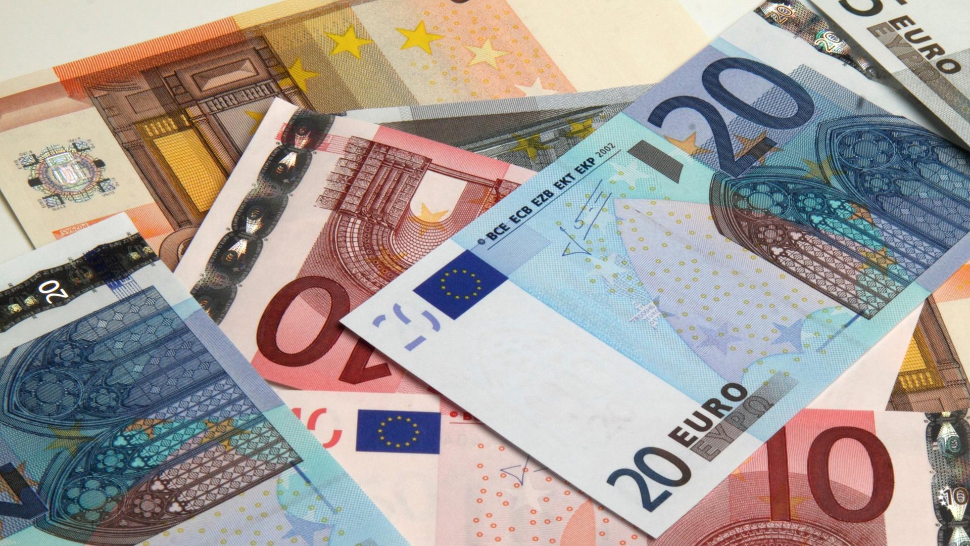 Mehrere Geldscheine im Wert von 5, 10, 20 und 50 Euro liegen durcheinander. Mehrere Geldscheine im Wert von 5, 10, 20 und 50 Euro liegen durcheinander.