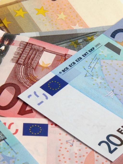 Mehrere Geldscheine im Wert von 5, 10, 20 und 50 Euro liegen durcheinander.