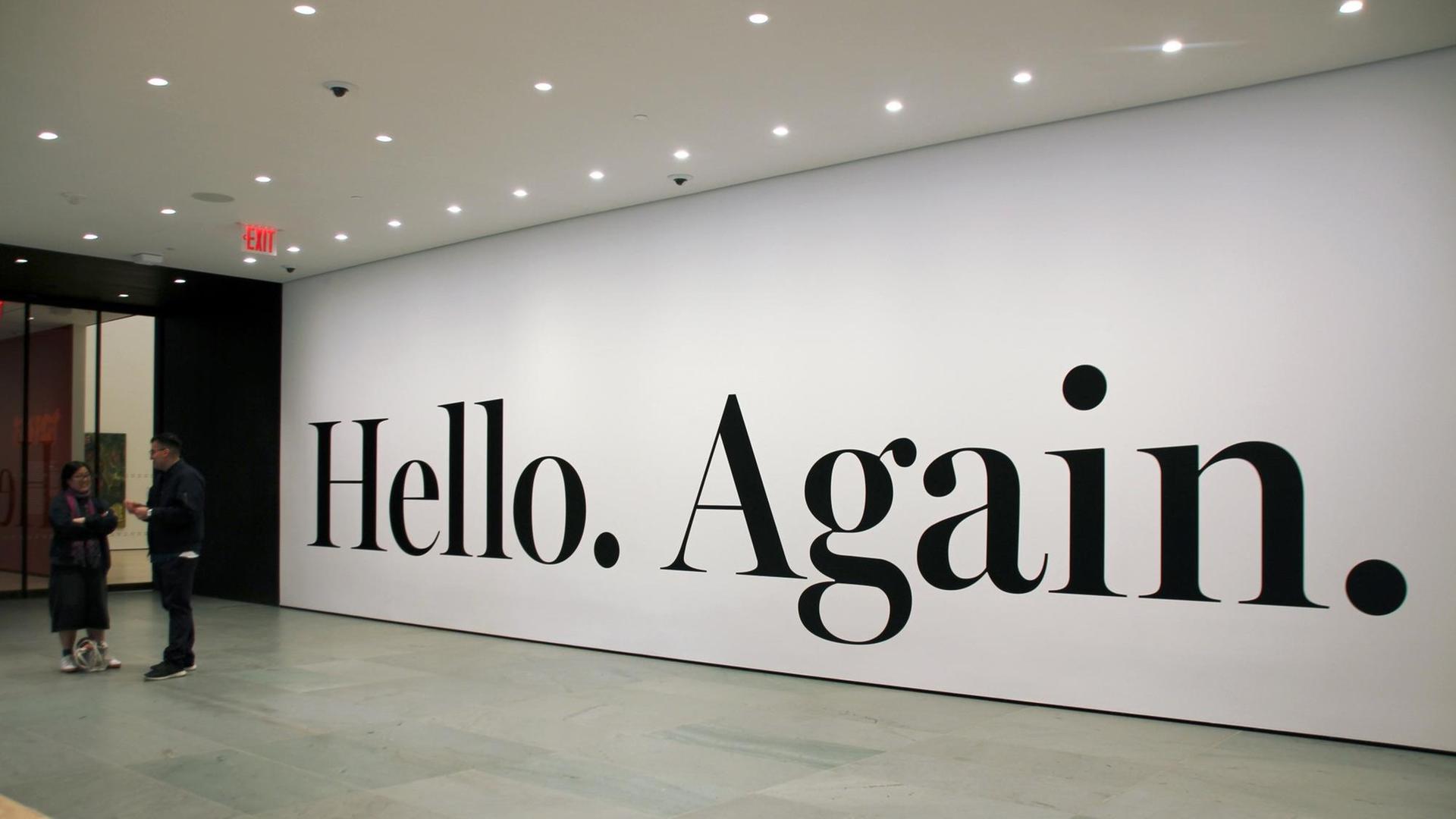 Am Eingang vom Museum der modernen Kunst in New York kann man "Hello. Again." lesen - das bedeutet etwa: Wir sagen wieder "Hallo". Am Eingang vom Museum der modernen Kunst in New York kann man "Hello. Again." lesen - das bedeutet etwa: Wir sagen wieder "Hallo".