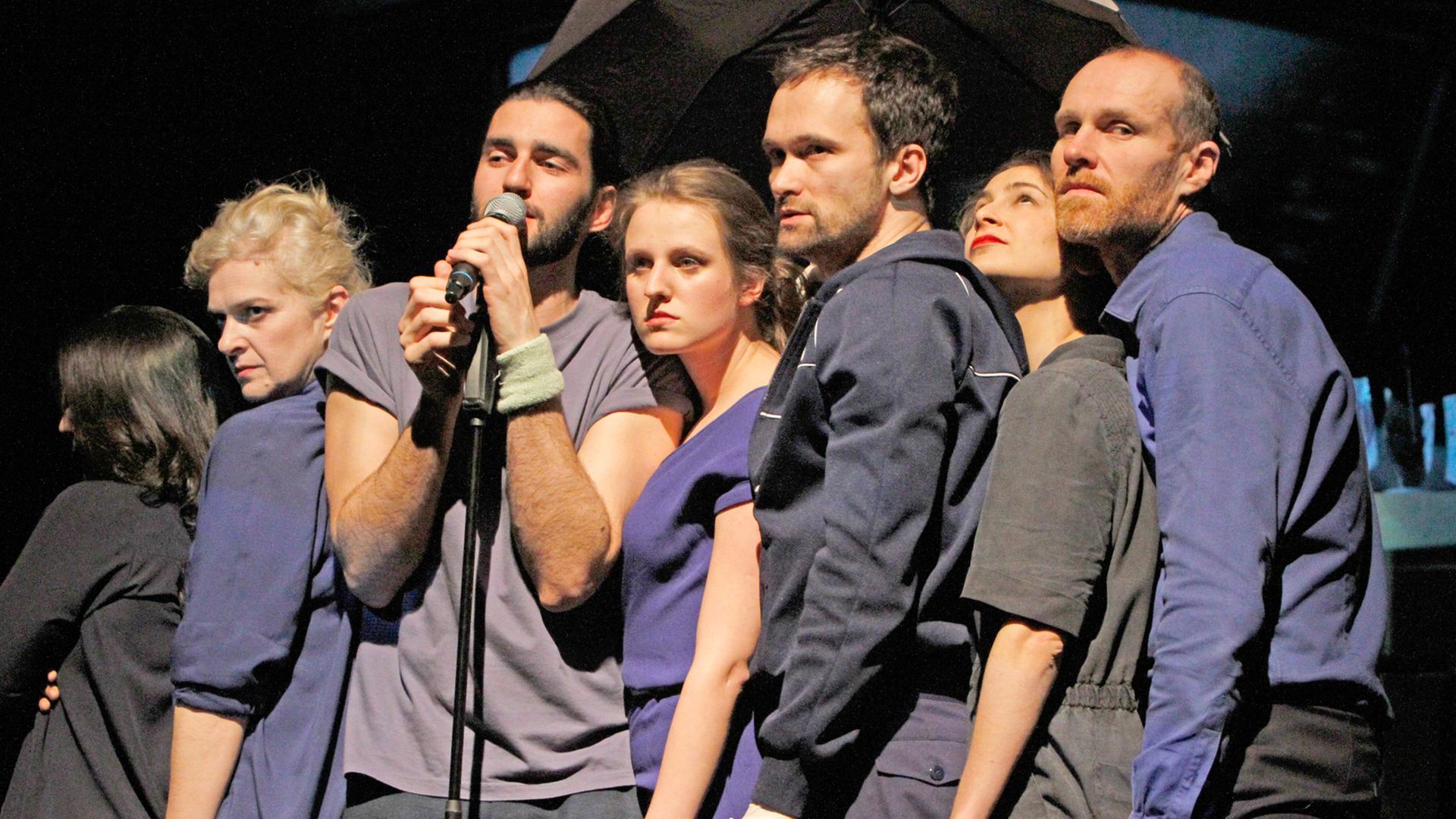 Szene aus dem Stück "Common Ground" von Yael Ronen am Maxim Gorki Theater Berlin Szene aus dem Stück "Common Ground" von Yael Ronen am Maxim Gorki Theater Berlin