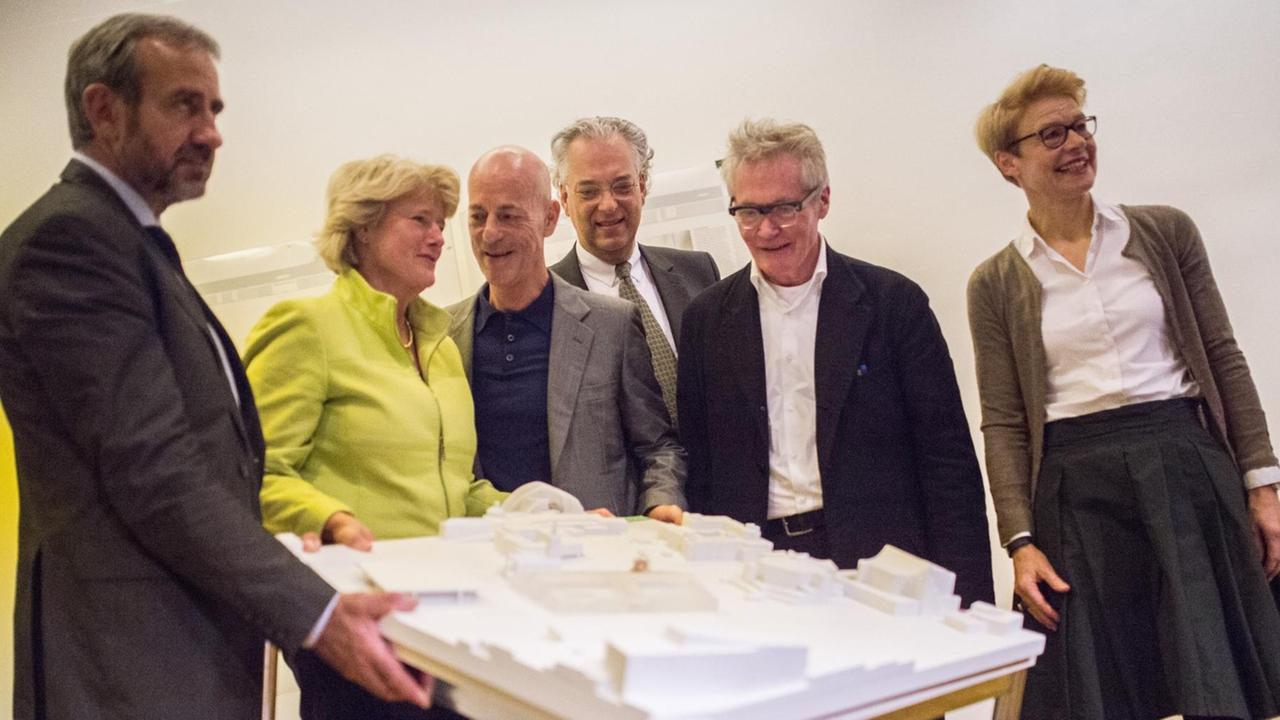 Das Foto zeigt von links nach rechts den Präsidenten der Stiftung Preußischer Kulturbesitz, Hermann Parzinger, Kulturstaatsministerin Monika Grütters (CDU), Architekt Jacques Herzog, Architekt Arno Lederer, Generaldirektor der Staatlichen Museen zu Berlin Michael Eissenhauer und Senatsbaudirektorin Regula Lüscher im Oktober 2016. Das Foto zeigt von links nach rechts den Präsidenten der Stiftung Preußischer Kulturbesitz, Hermann Parzinger, Kulturstaatsministerin Monika Grütters (CDU), Architekt Jacques Herzog, Architekt Arno Lederer, Generaldirektor der Staatlichen Museen zu Berlin Michael Eissenhauer und Senatsbaudirektorin Regula Lüscher im Oktober 2016.