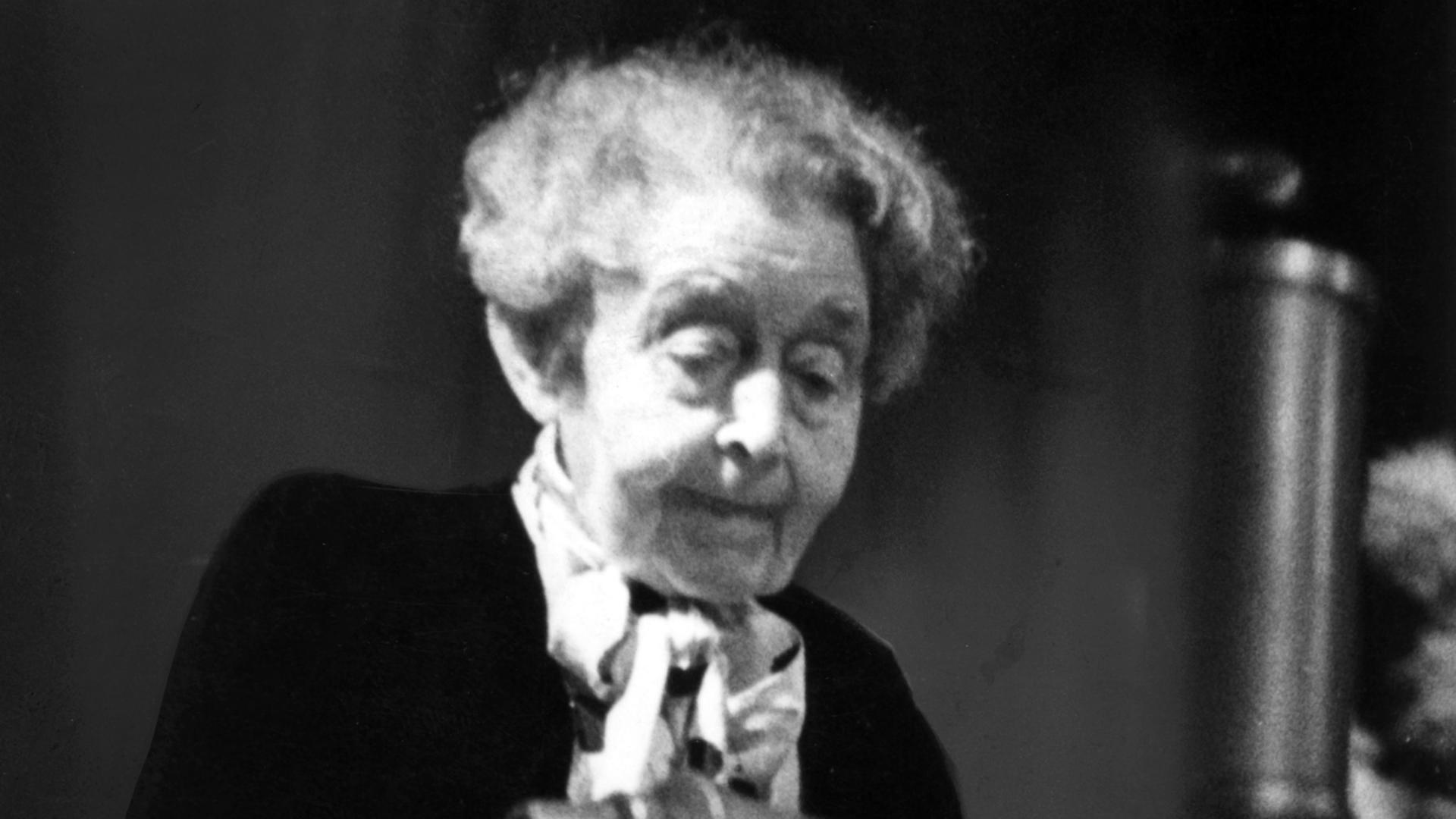 Schriftstellerin Ricarda Huch spricht im Oktober 1947 in Berlin auf dem Ersten Deutschen Schriftstellerkongress.