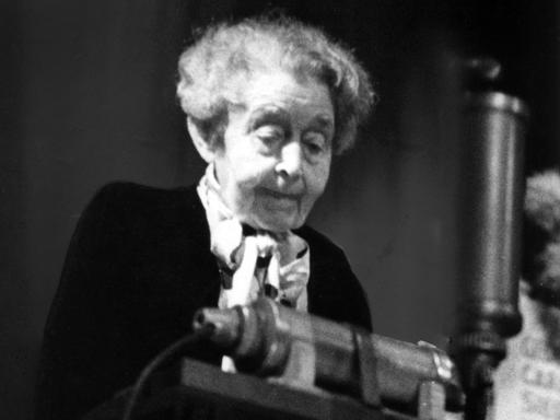 Schriftstellerin Ricarda Huch spricht im Oktober 1947 in Berlin auf dem Ersten Deutschen Schriftstellerkongress.