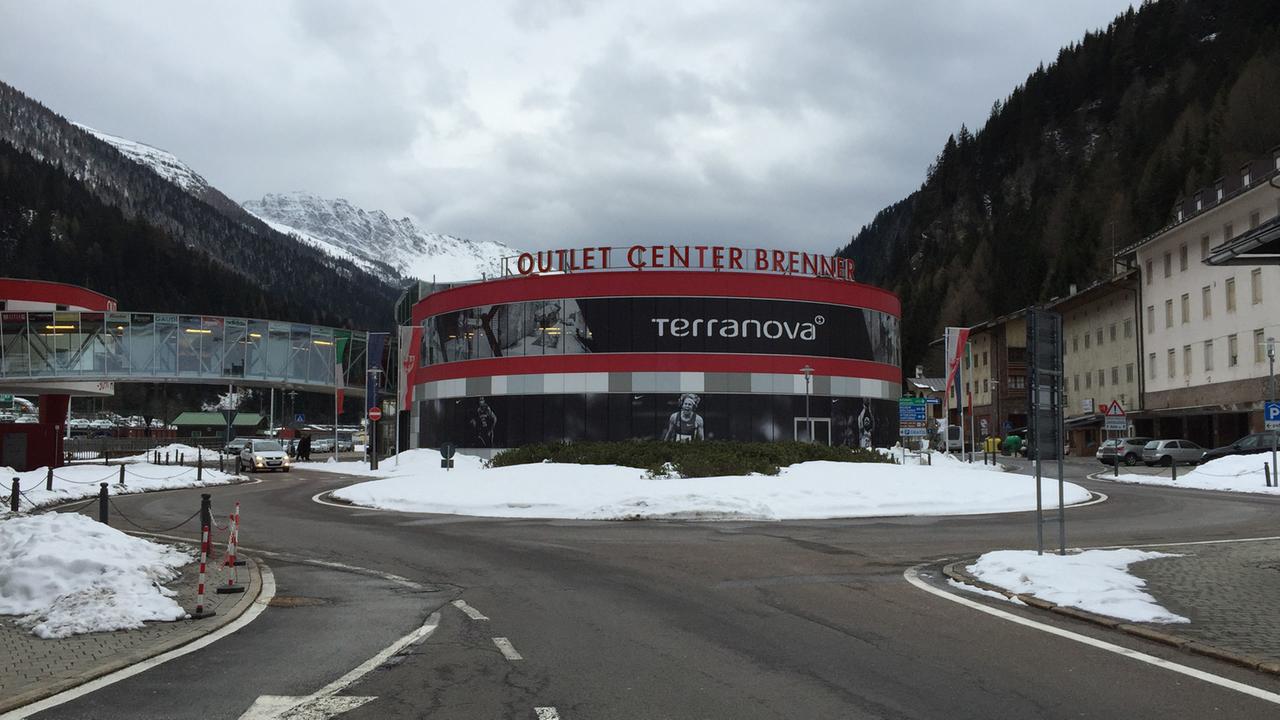Am Brenner hat kürzlich ein Outlet-Store eröffnet − die Touristen sollen hier auch shoppen, nicht nur rasten. Am Brenner hat kürzlich ein Outlet-Store eröffnet − die Touristen sollen hier auch shoppen, nicht nur rasten.