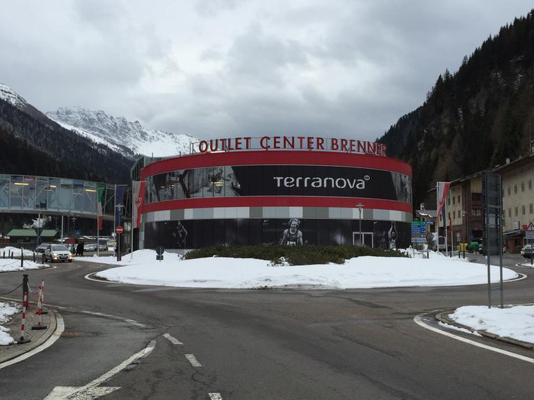 Am Brenner hat kürzlich ein Outlet-Store eröffnet − die Touristen sollen hier auch shoppen, nicht nur rasten.