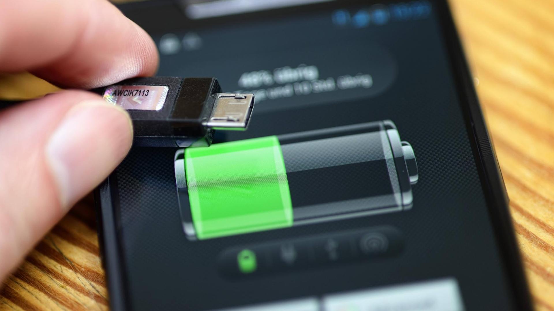 Akku-Ladeanzeige auf einem Smartphone Battery Charging on a Smartphone Akku-Ladeanzeige auf einem Smartphone Battery Charging on a Smartphone