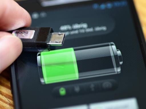 Akku-Ladeanzeige auf einem Smartphone Battery Charging on a Smartphone