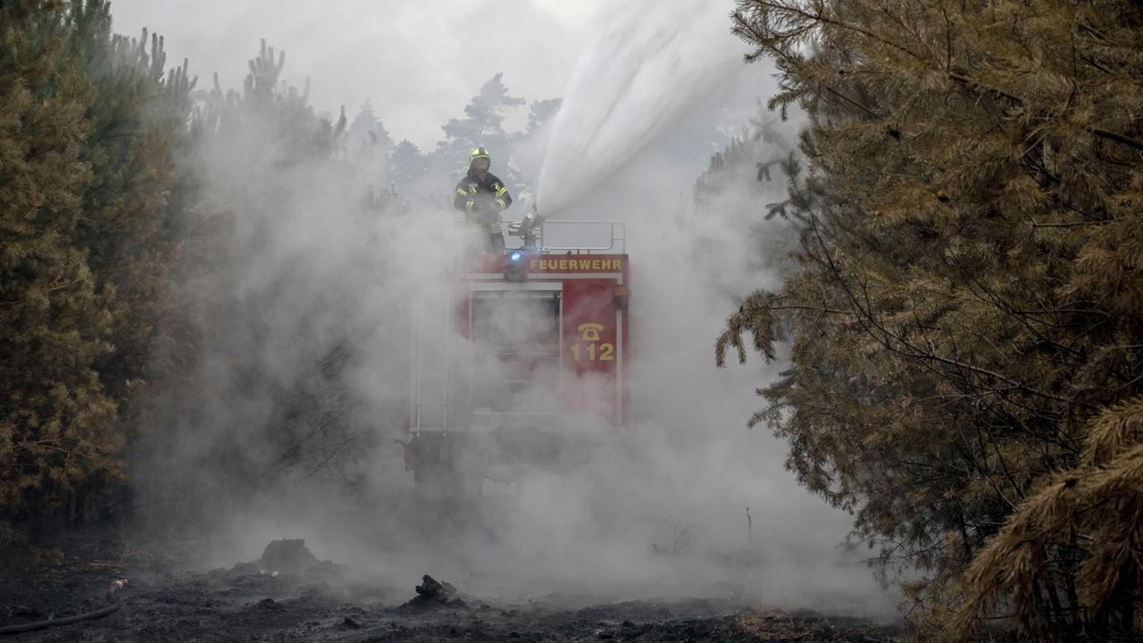 Ein Feuerwehrmann im Einsatz gegen den Großbrand südwestlich von Berlin. Ein Feuerwehrmann im Einsatz gegen den Großbrand südwestlich von Berlin.
